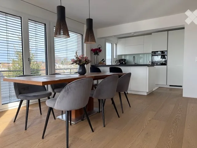 Exklusives 6.5-Zimmer-Terrassenhaus mit Garten an begehrter Lage in Wilen bei Wollerau