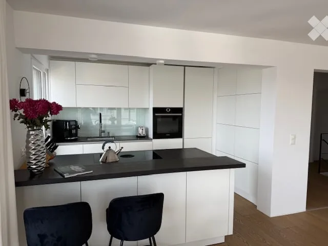 Exklusives 6.5-Zimmer-Terrassenhaus mit Garten an begehrter Lage in Wilen bei Wollerau