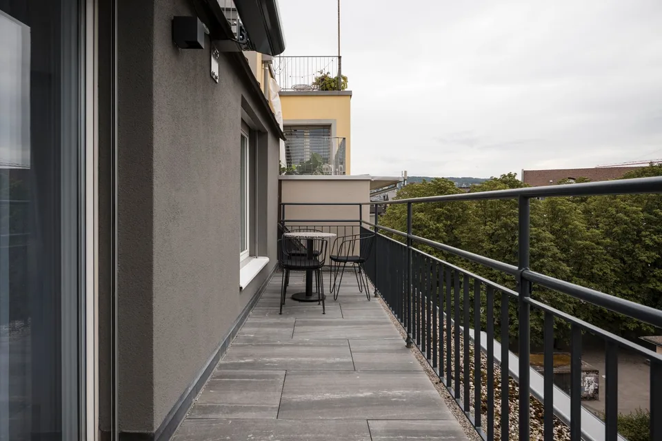 Incantevole appartamento mansardato di 2,5 locali arredato con balcone a Zurigo Wiedikon – foto 11 di 19