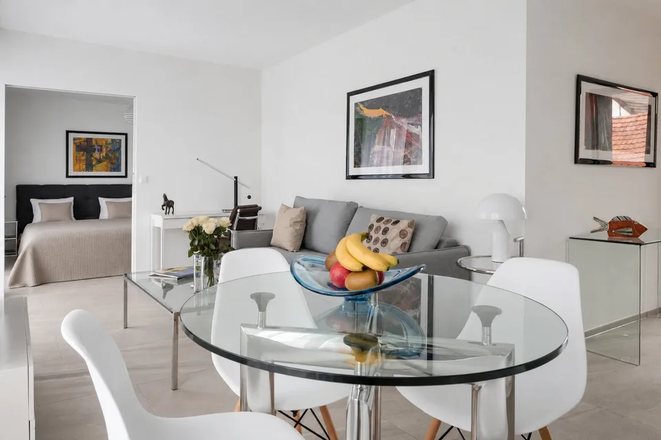 Charming 2.5-Room Attic Apartment with Balcony in Zürich Wiedikon