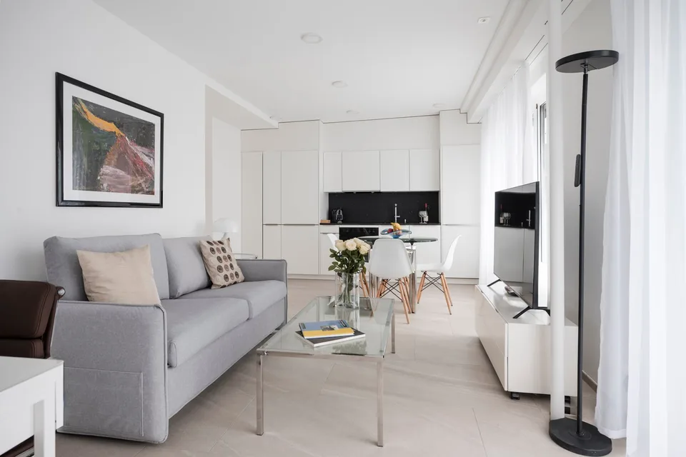Incantevole appartamento mansardato di 2,5 locali con balcone a Zürich Wiedikon