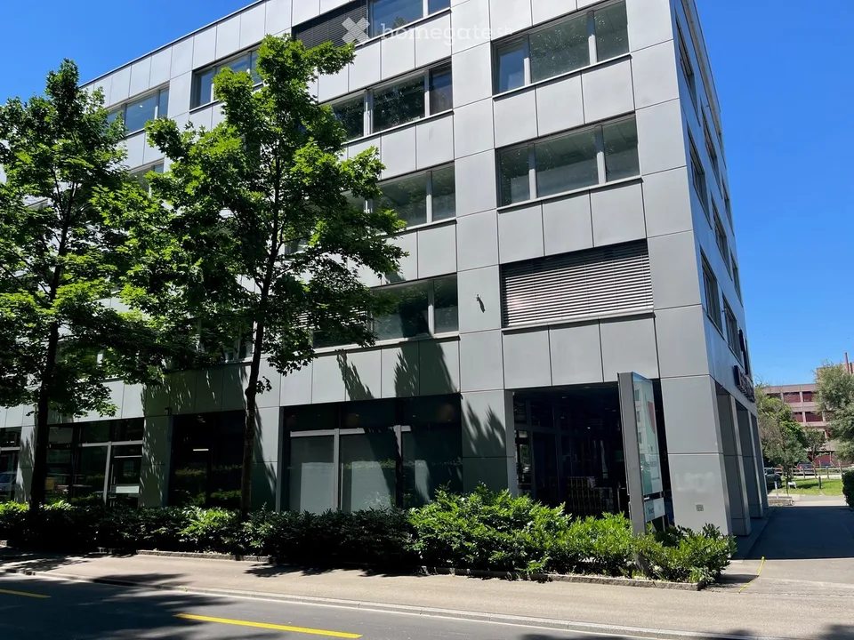 240 m2 di spazio commerciale al piano terra in ottima posizione di traffico, città di Zug