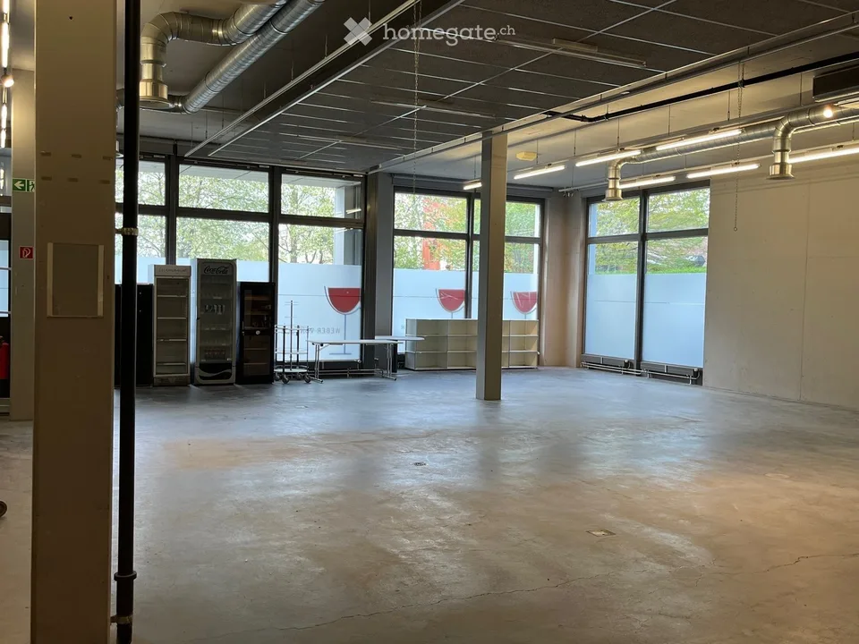 240 m2 di spazio commerciale al piano terra in ottima posizione di traffico, città di Zug