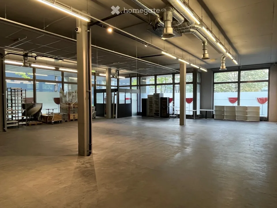 240 m2 di spazio commerciale al piano terra in ottima posizione di traffico, città di Zug