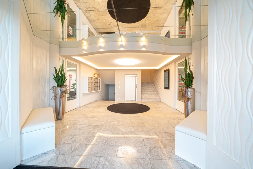 Showroom, sales area, office or practice with lake view (from 110m2)