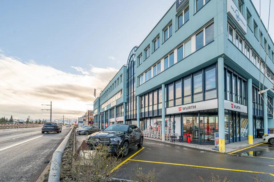 Showroom, sales area, office or practice with lake view (from 110m2)