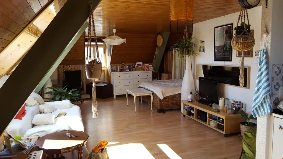 Ab sofort - Grosszügige 1.5 Zi Dachwohnung mit traumhafter Aussicht