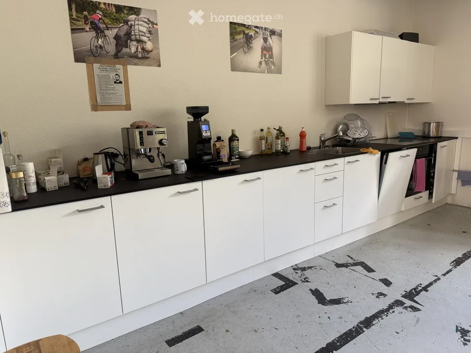 Locaux commerciaux 2e étage à Schwanden GL avec vue sur les montagnes en tant qu'atelier avec bureau et/ou entrepôt