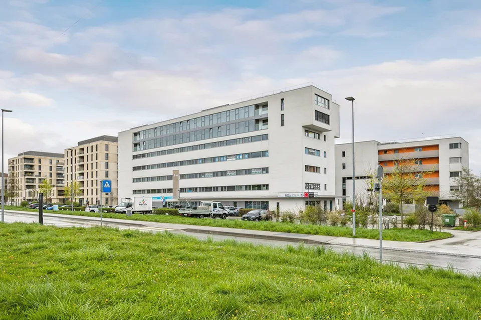 I vostri futuri uffici vicino all'autostrada - 1 mese di affitto offerto!