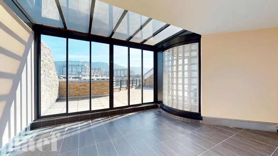 Schönes Duplex in Carouge an der Rue des Caroubiers 15