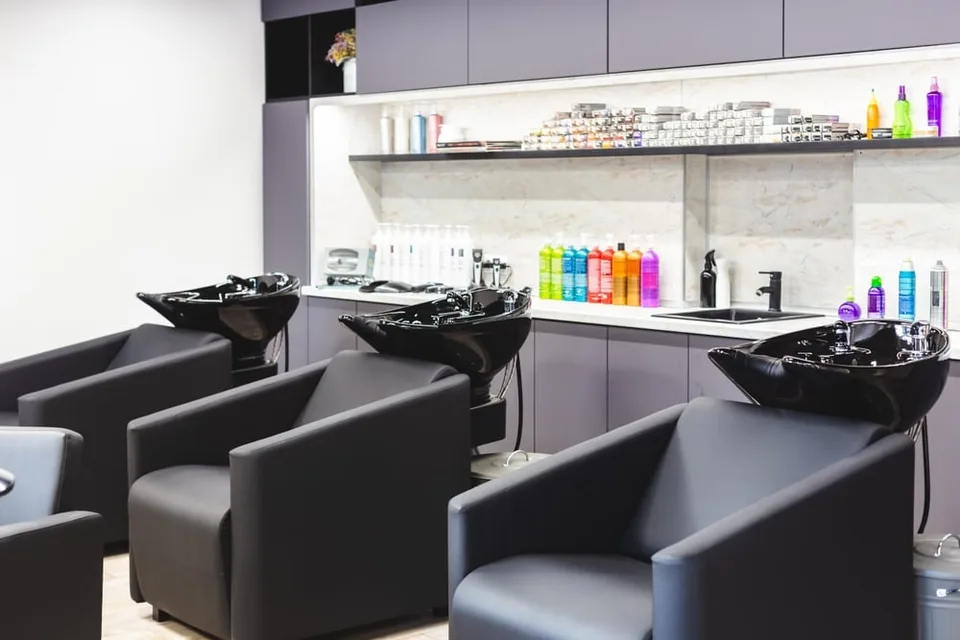 NYON : HYPER CENTRE TRES GRAND SALON DE COIFFURE A VENDRE