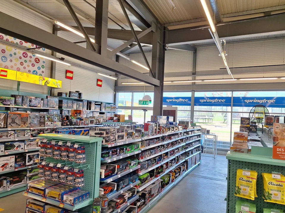 In Affitto: Superficie Commerciale a Etoy – Posizione Strategica