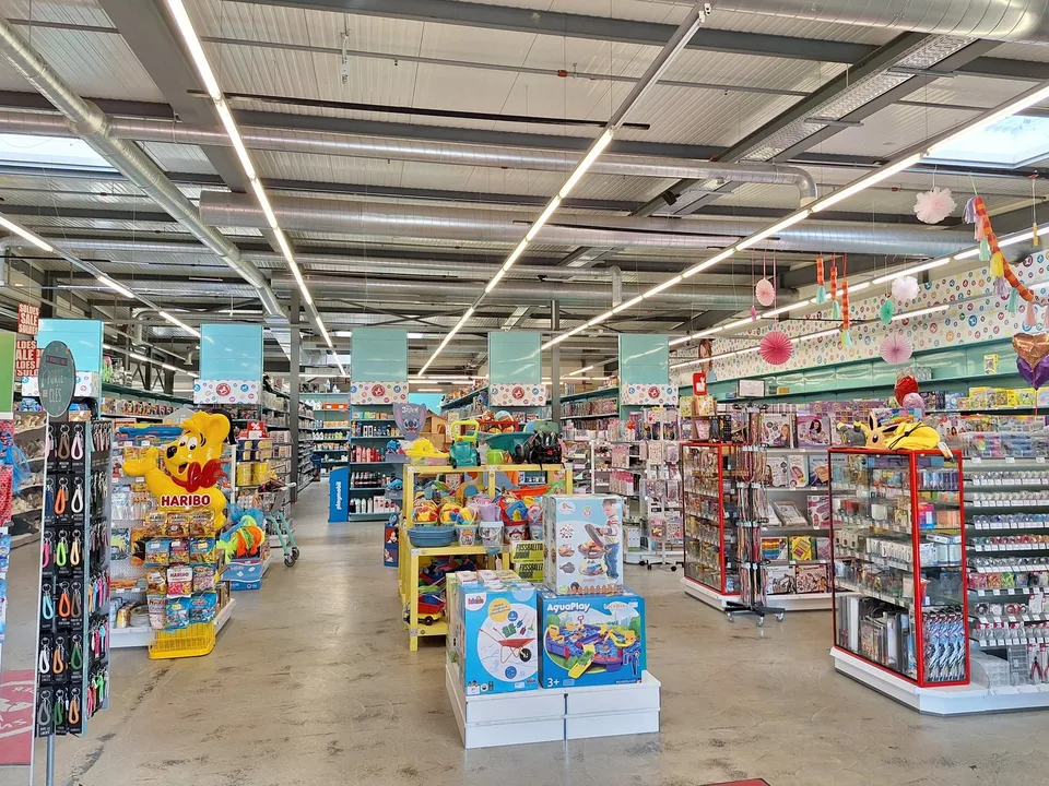 In Affitto: Superficie Commerciale a Etoy – Posizione Strategica