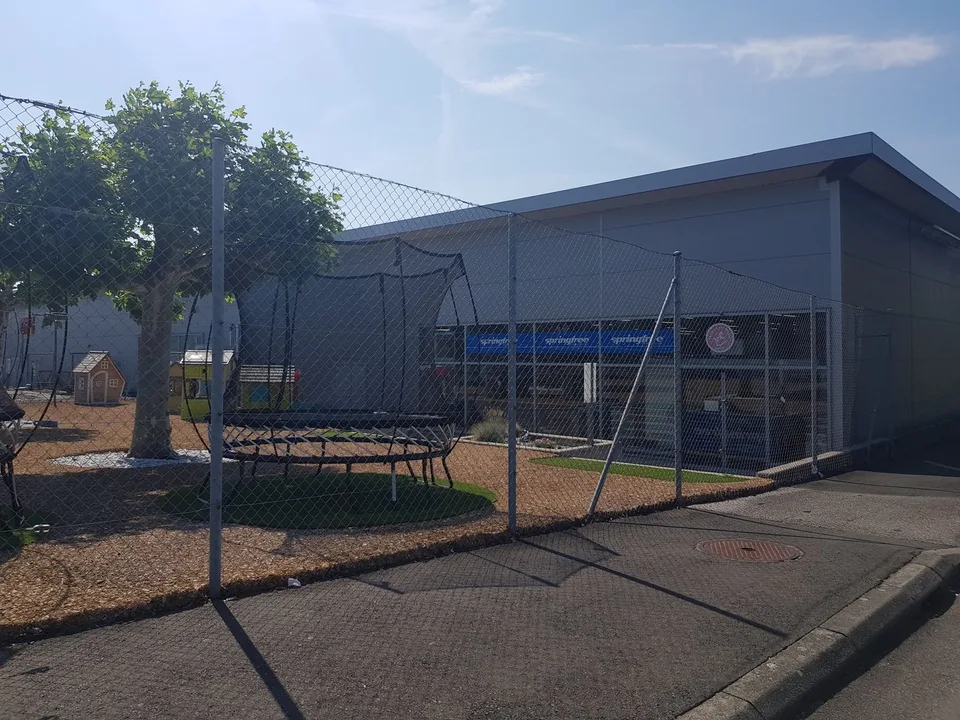 In Affitto: Superficie Commerciale a Etoy – Posizione Strategica