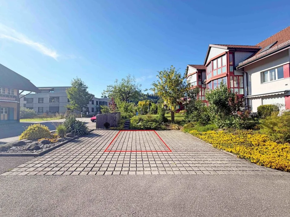 Langer Aussenparkplatz an der Alpenstrasse