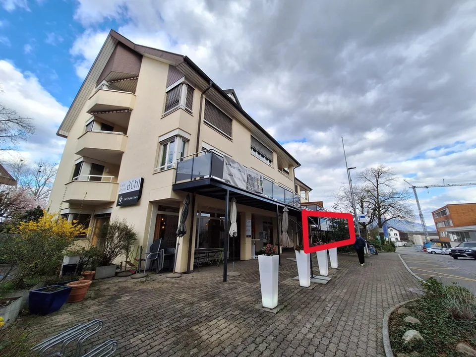 Zentrale Gewerbefläche mit grosser Schaufensterfront