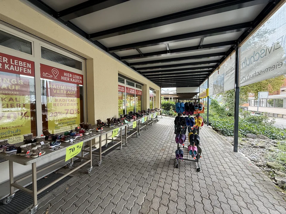 Spazio commerciale centrale con grande vetrina