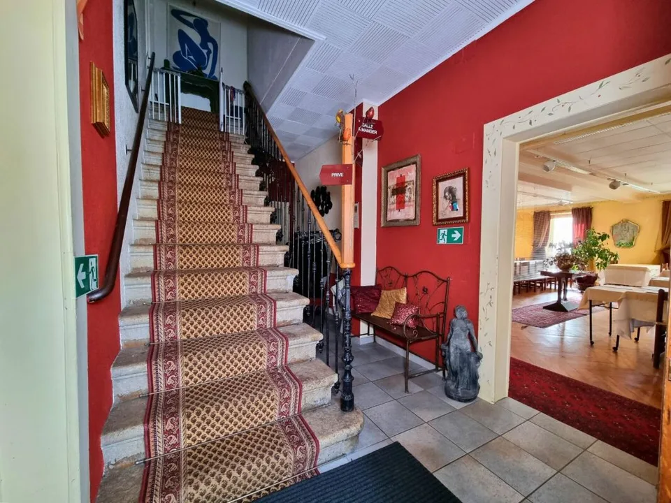 Schönes Gebäude mit einem renommierten Restaurant und einer 9-Zimmer-Wohnung inmitten der Natur – Foto 7 von 15