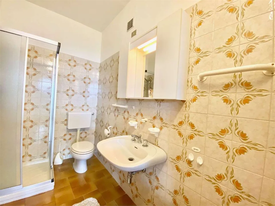 Appartement au dernier étage près du village avec piscine, court de tennis – photo 12 sur 13