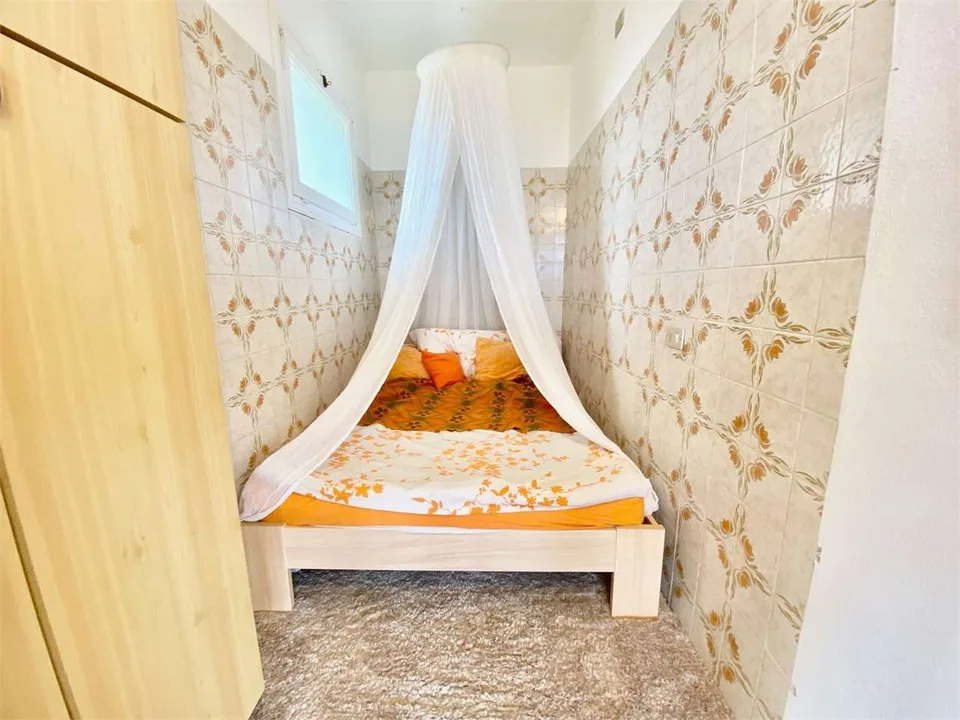 Appartement au dernier étage près du village avec piscine, court de tennis – photo 11 sur 13