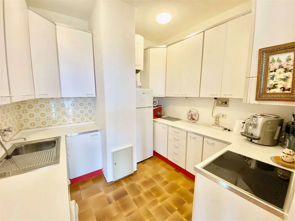 Appartement au dernier étage près du village avec piscine, court de tennis – photo 10 sur 13