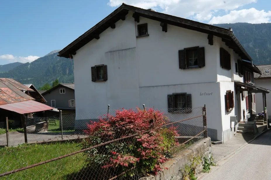 Das grosse Wohnhaus mit Stall in Schluein bei Ilanz/Glion