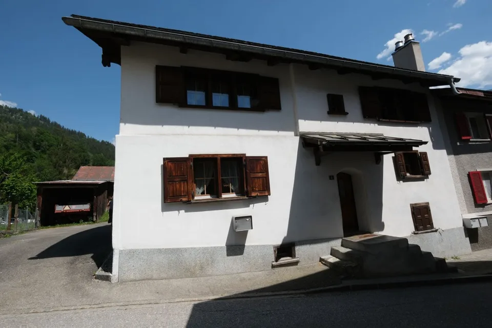 Das grosse Wohnhaus mit Stall in Schluein bei Ilanz/Glion