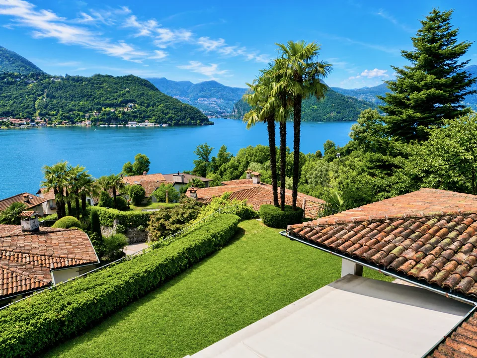 Villa di Lusso con Piscina e Vista Mozzafiato sul Lago di Lugo
