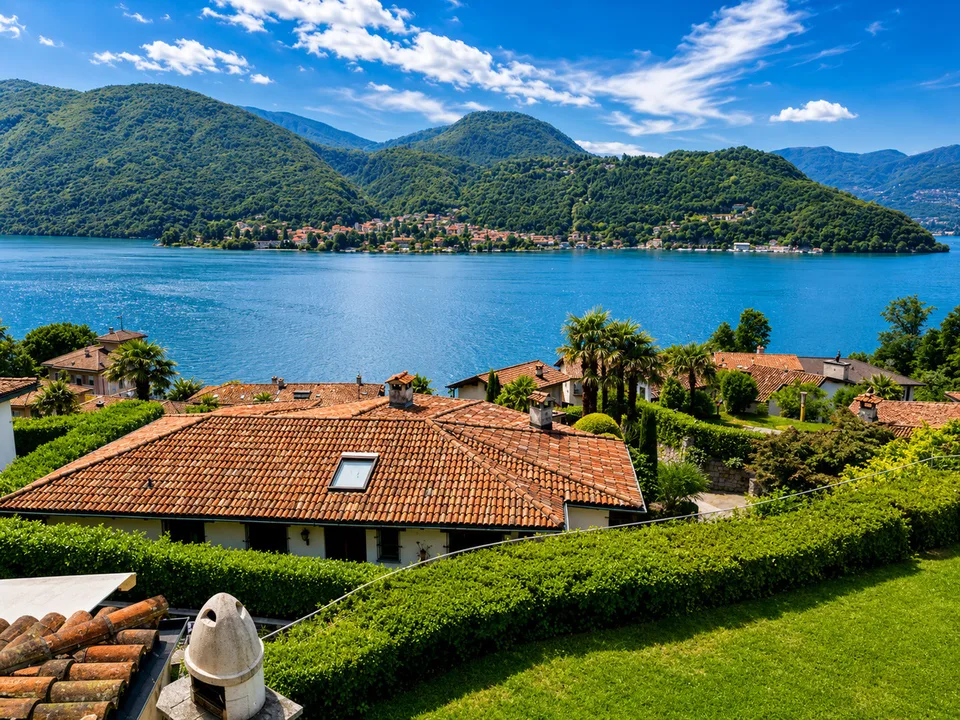 Villa di Lusso con Piscina e Vista Mozzafiato sul Lago di Lugo