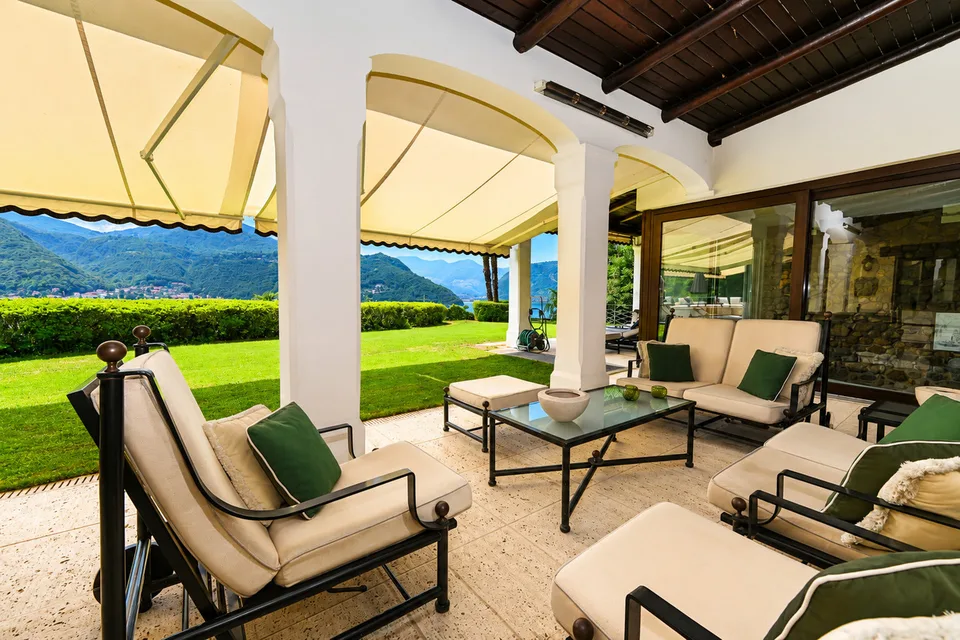 Villa di Lusso con Piscina e Vista Mozzafiato sul Lago di Lugo