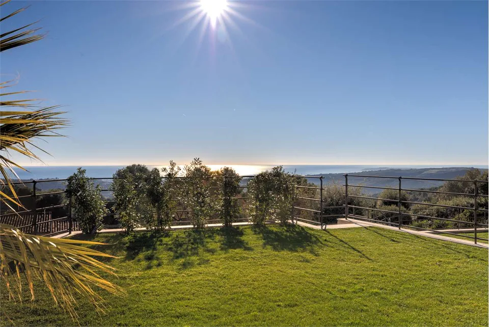 Villa neoprovenzale con magnifica vista sul mare