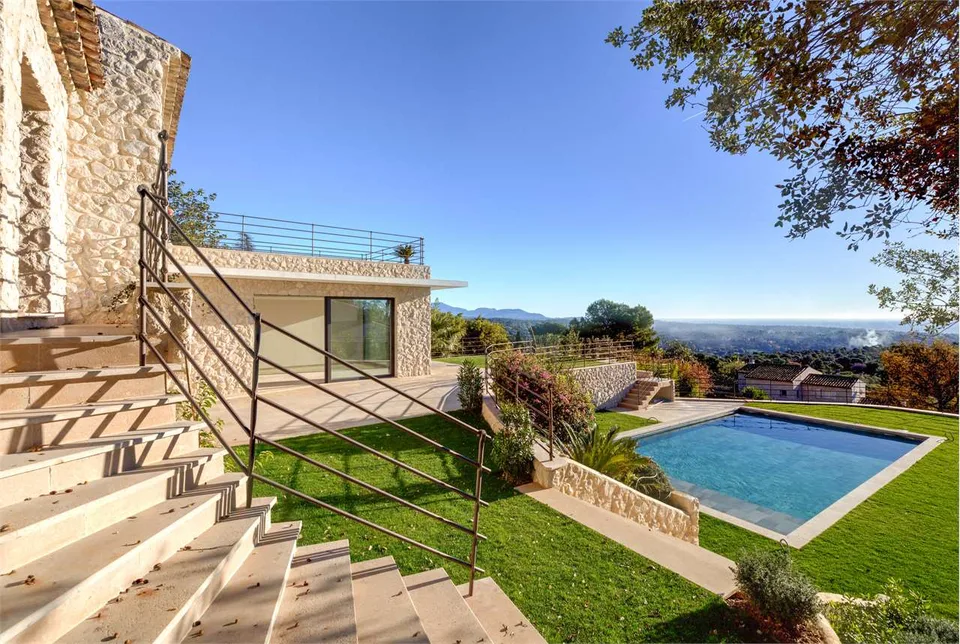 Villa neoprovenzale con magnifica vista sul mare
