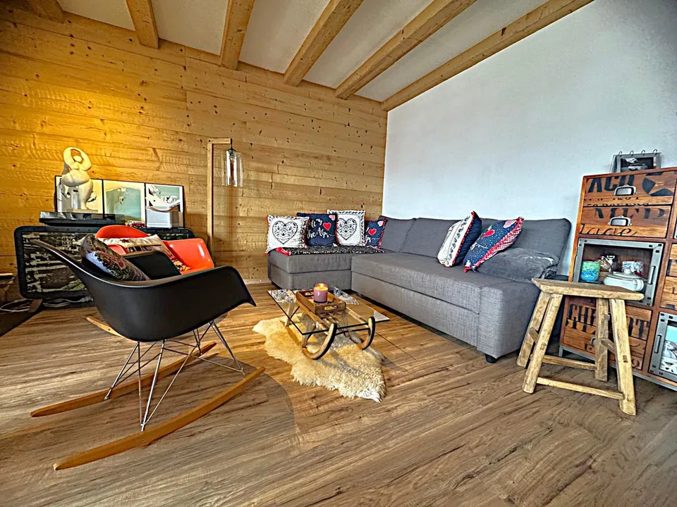 Helles 2.5-Zimmer-Wohnung von 60m2, komplett renoviert. 3. Stock, unverbaubare Aussicht!