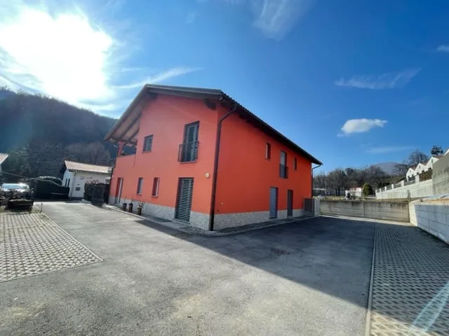 Moderno appartamento 3.5 a Lema Curio con giardino privato