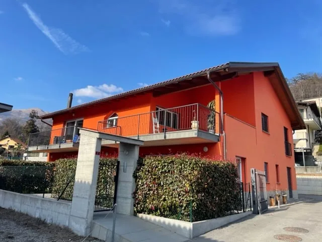 Moderno appartamento 3.5 a Lema Curio con giardino privato