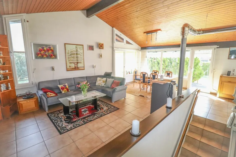 Casa unifamiliare 5.5 locali con serra e edificio annesso su un terreno di 1'091 m2