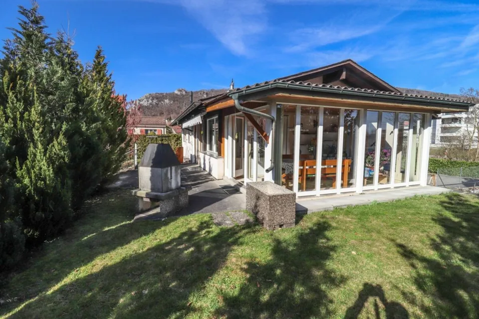 Casa unifamiliare 5.5 locali con serra e edificio annesso su un terreno di 1'091 m2