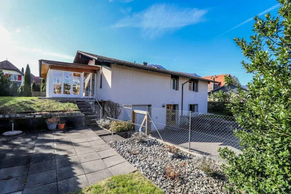 Casa unifamiliare 5.5 locali con serra e edificio annesso su un terreno di 1'091 m2