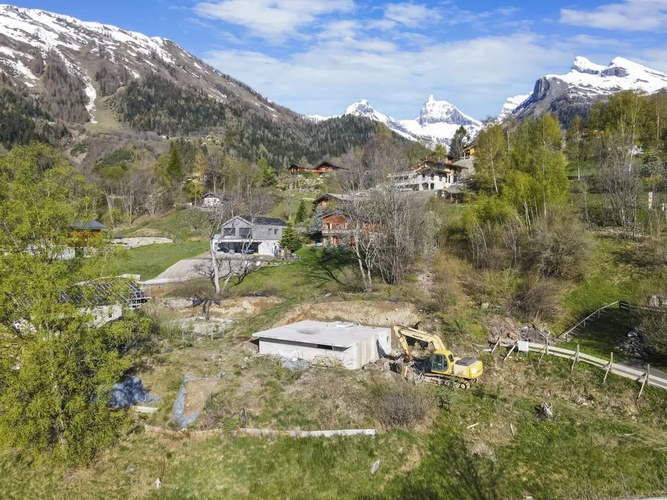 Terreno con permesso di costruire, situato a Dugny, a 5 minuti da Ovronnaz
