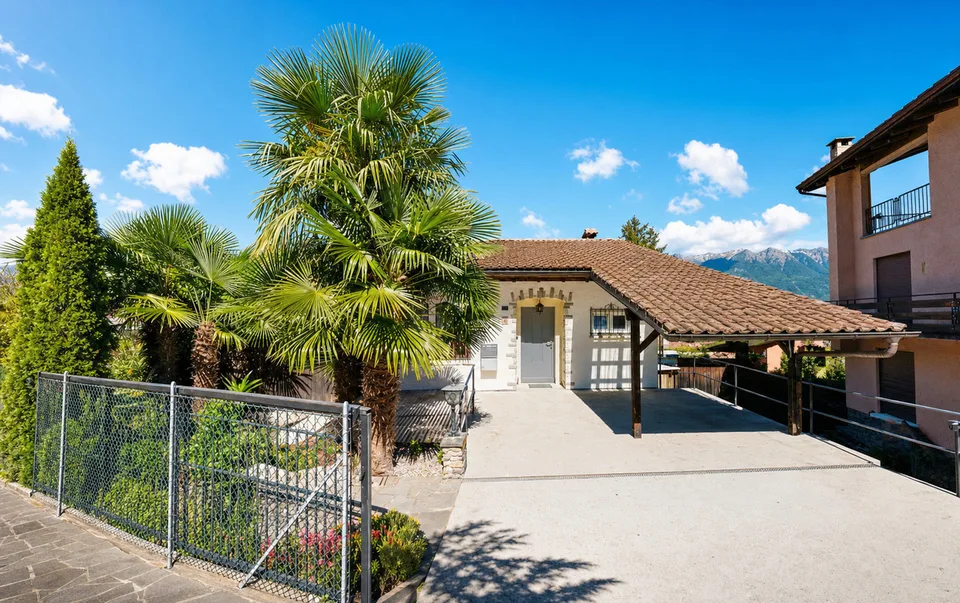 PIAZZOGNA - Casa bifamiliare ristrutturata, ampio giardino, vista lago