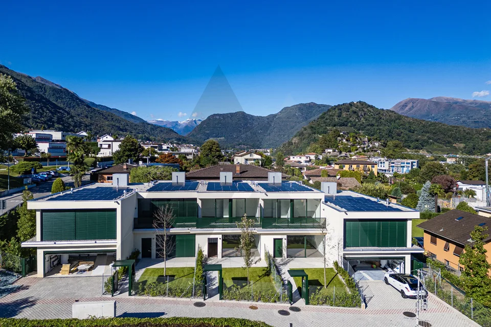 NUOVA VILLA A SCHIERA: UN'OASI DI STILE E BENESSERE