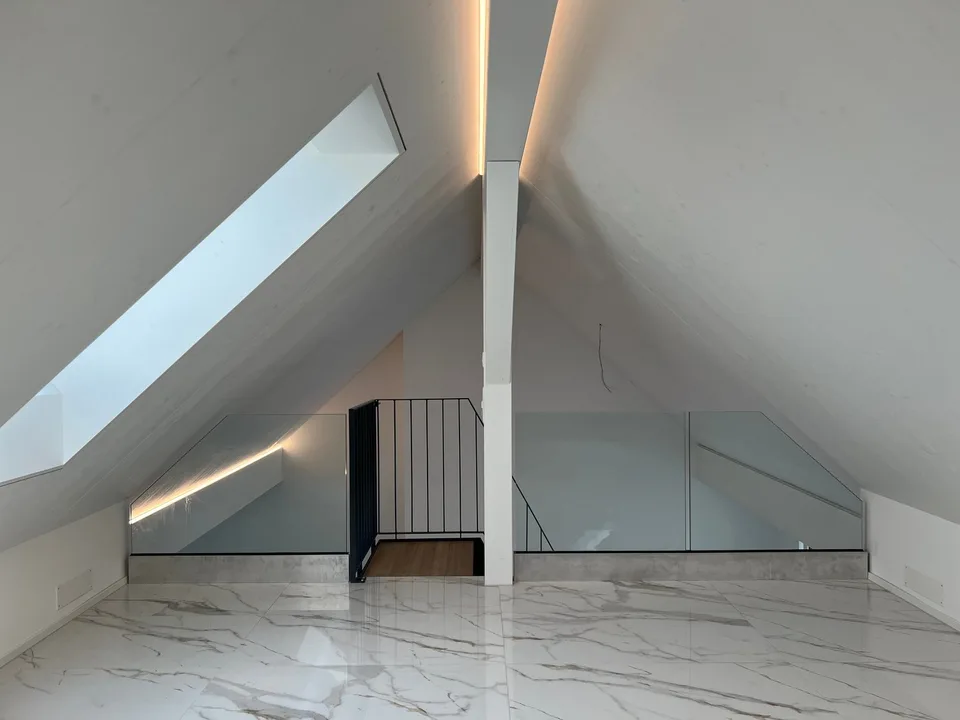 Appartement de toit extravagant avec galerie – photo 10 sur 16
