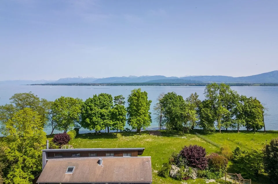 Einzelvilla direkt am Wasser mit Projekt!