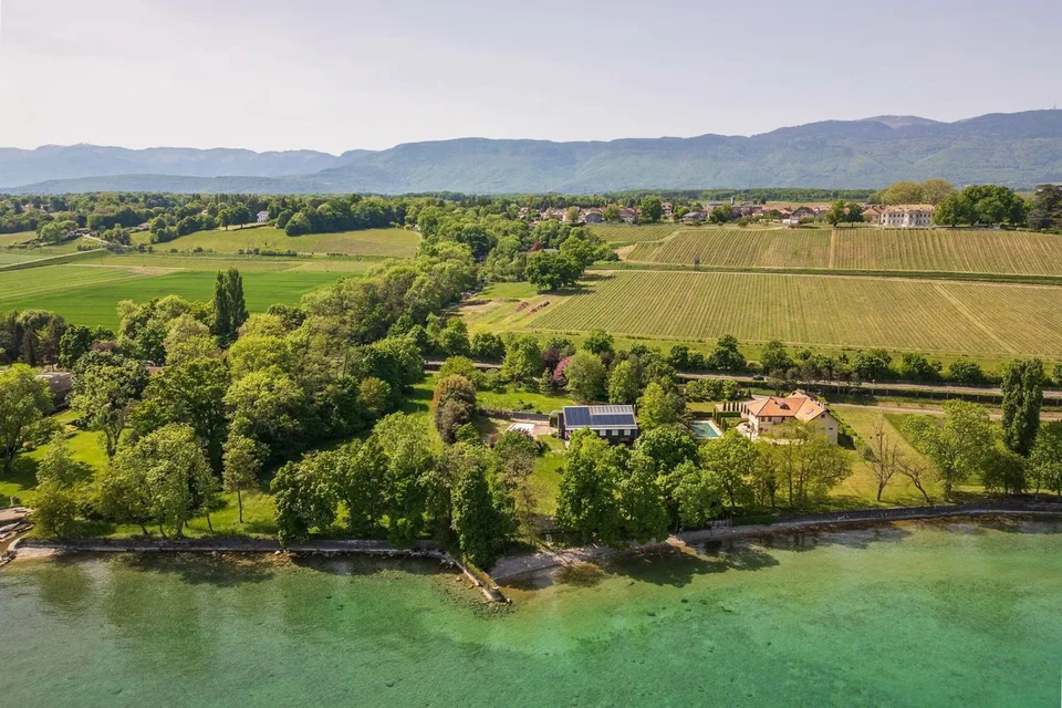 Einzelvilla direkt am Wasser mit Projekt!