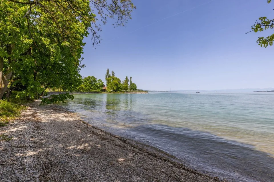 Einzelvilla direkt am Wasser mit Projekt!