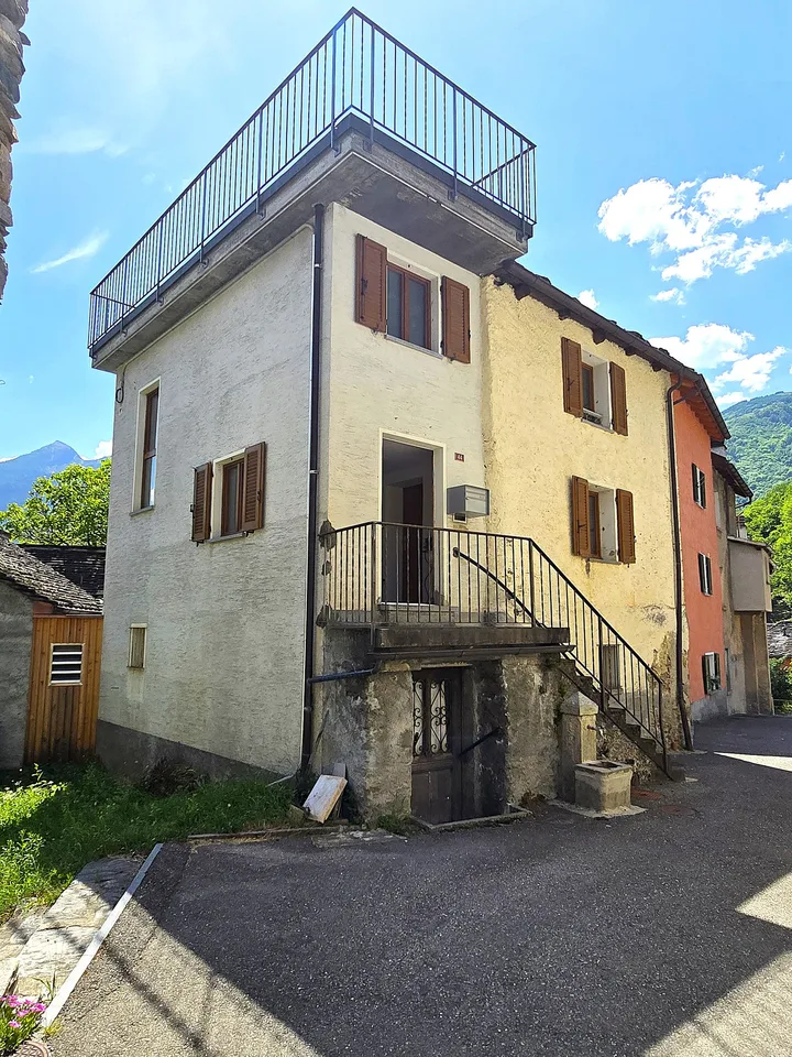schönes Haus mit Dachterrasse an einem sonnigen und ruhigen Ort