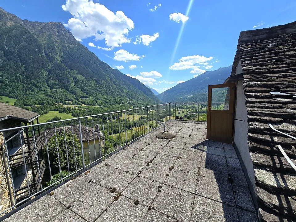 schönes Haus mit Dachterrasse an einem sonnigen und ruhigen Ort
