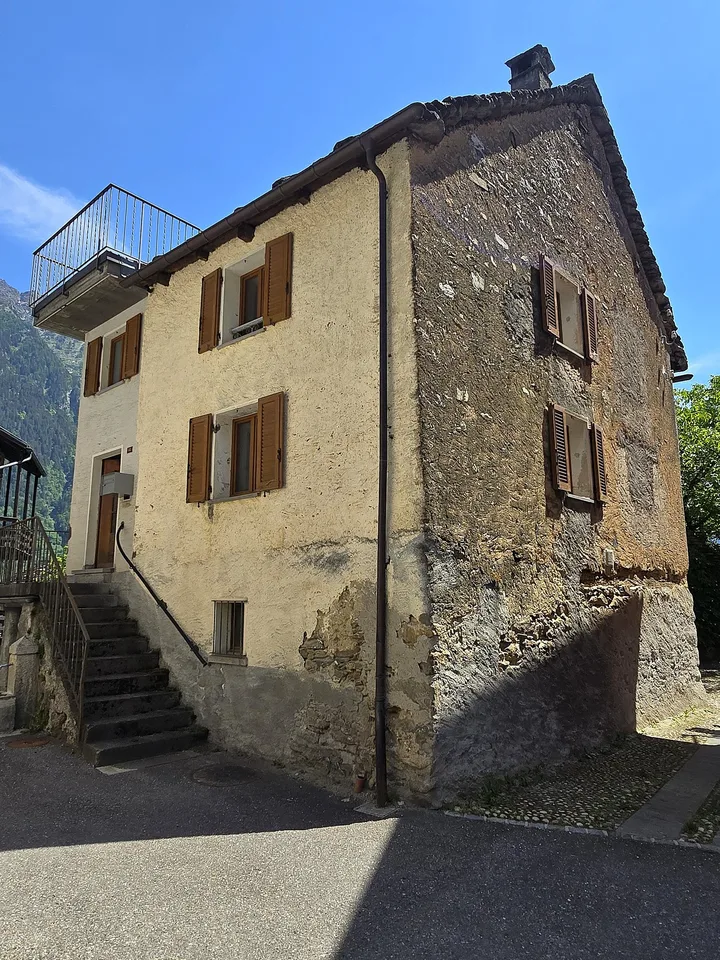 schönes Haus mit Dachterrasse an einem sonnigen und ruhigen Ort