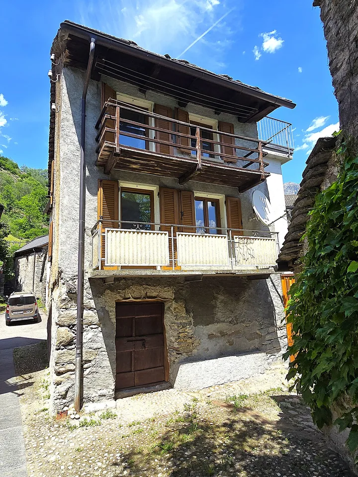 schönes Haus mit Dachterrasse an einem sonnigen und ruhigen Ort