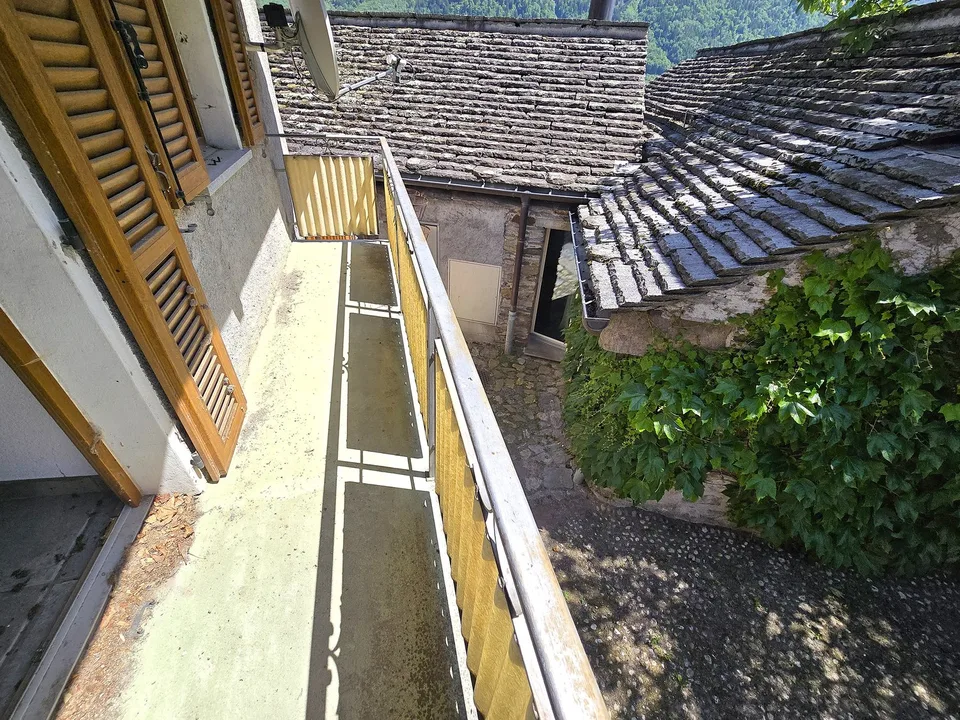 schönes Haus mit Dachterrasse an einem sonnigen und ruhigen Ort